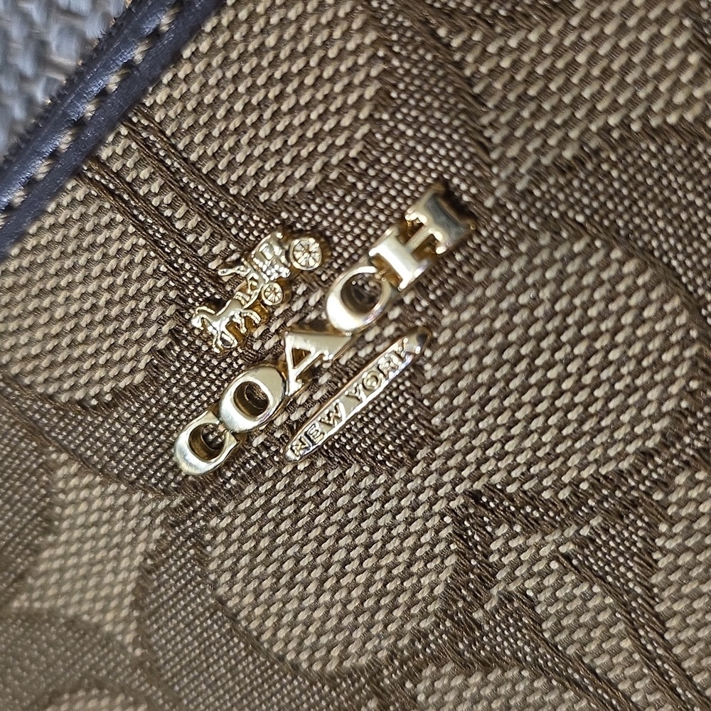 NWT Coach Outline Signature Corner Zip Wristlet - Picture 4 of 16